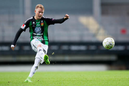 GAIS Johan Svahn med en frispark