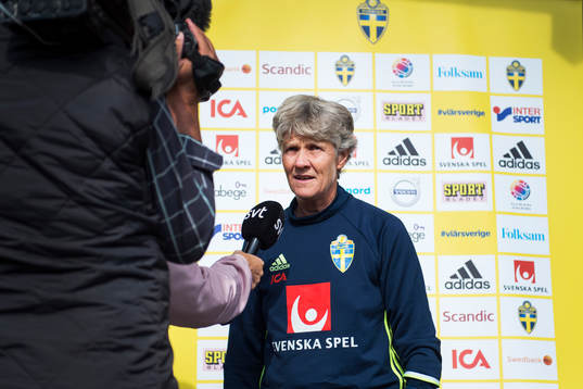Förbundskapten Pia Sundhage intervjuas