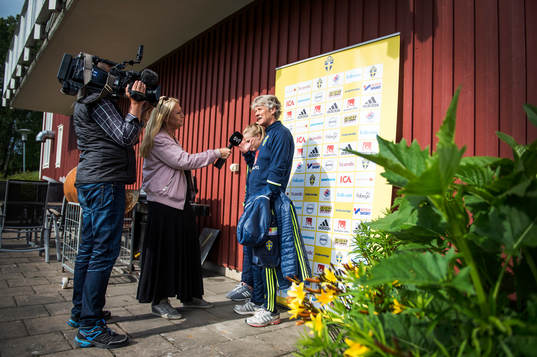 Förbundskapten Pia Sundhage intervjuas