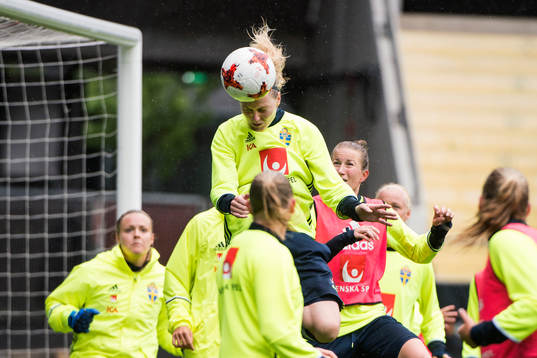 Lisa Dahlkvist nickar undan en boll