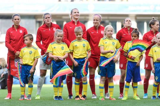 s spelare innan träningslandskampen i fotboll mellan