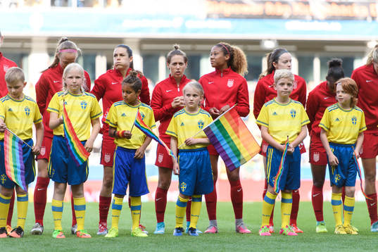 s spelare innan träningslandskampen i fotboll mellan