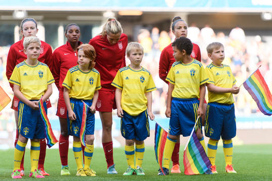s spelare innan träningslandskampen i fotboll mellan