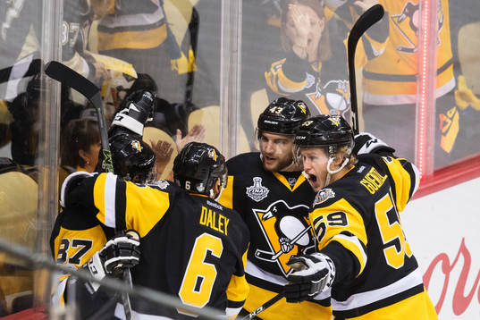 Pittsburghs Sidney Crosby, Trevor Daley, Conor Sheary och