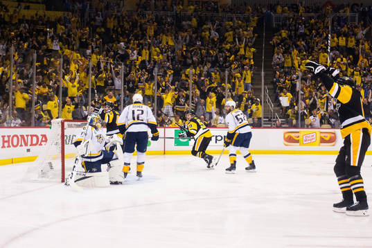 Pittsburghs Conor Sheary och Jake Guentzel jublar