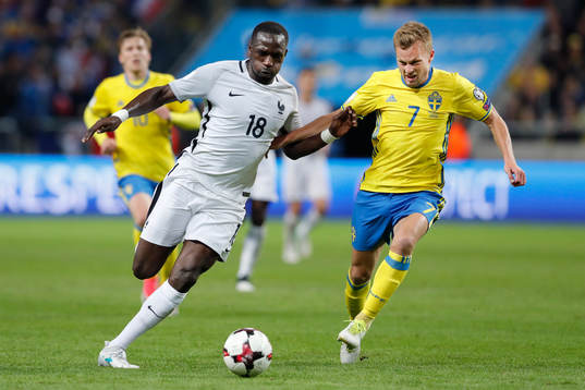 Frankrikes Moussa Sissoko och Sveriges Sebastian Larsson