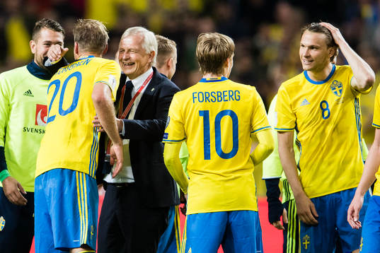 Sveriges Ola Toivonen, landslagschef Lars Richt, Emil Forsberg och Albin Ekdal jublar efterunder fotbollsmatchen i VM-kvalet mellan Sverige och Frankrike den 9 juni 2017 i Stockholm. 