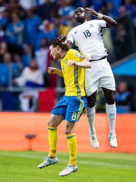 Sveriges Albin Ekdal i en nickduell med Frankrikes Moussa Sissoko