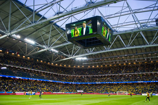 Emelie Ölander och Svenska Spels VD Lennart Käll i en