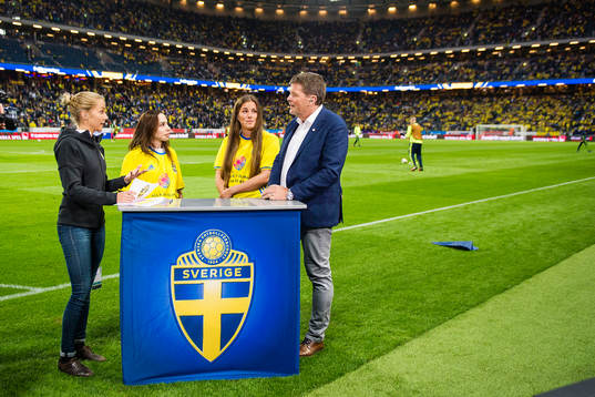 Emelie Ölander och Svenska Spels VD Lennart Käll i en