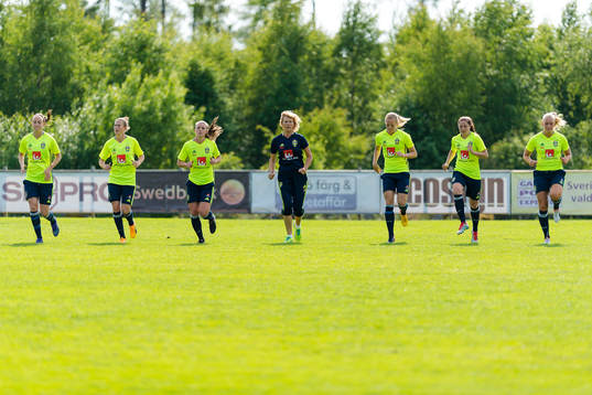 Från vänster, Sveriges Petra Andersson, Emma Berglund, Pauline Hammarlund, Kristina Forsblom, Magdalena Ericsson, Josefin Johansson och Stina Blackstenius