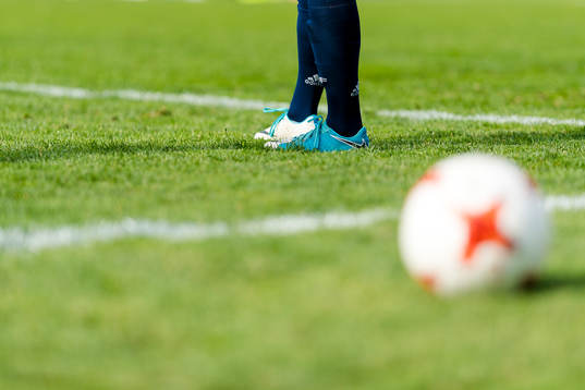 Fotbollskor på fotbollsplan