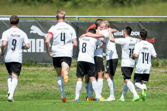 Hittarps spalter jublar efter 1-0 målet av André Kopfinger