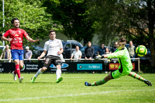 Hittarps Adonis Berisha sätter bollen bakom  Höganäs målvakt Henrik Timgren