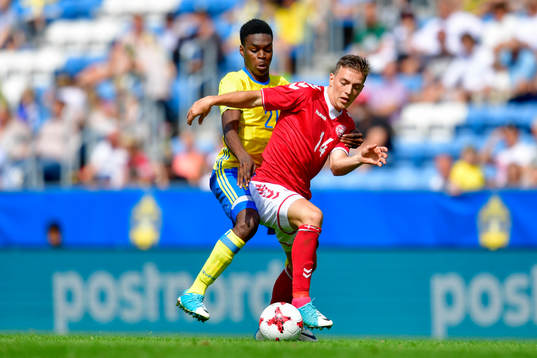 Sveriges Joel Asoro i kamp om bollen med Danmarks Casper Nielsen