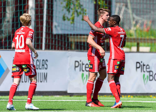Piteås Joel Edström (v) jublar tillsammans med Moses Duckrell (h) efter sitt 1-0 mål