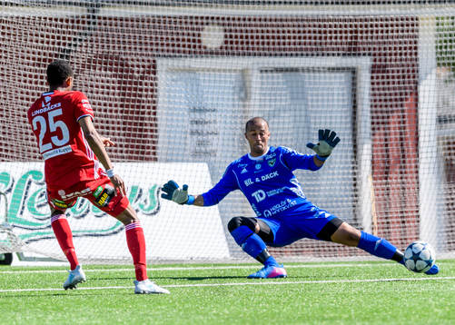 Piteås Kraig Rochester gör 3-0 bakom Valbos målvakt Hassan Viklund