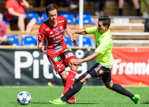 Piteås Pontus Sundqvist i kamp med Valbos Simon Fäger