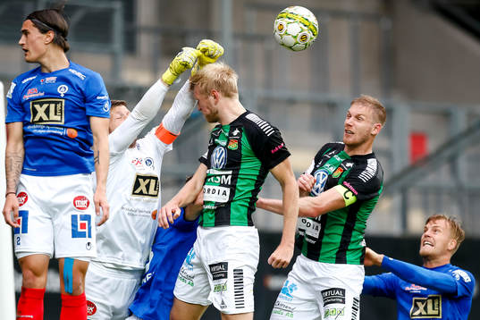 Åtvidabergs målvakt Gustav Jansson försvarar mot GAIS