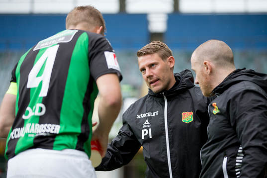 GAIS tränare Patrik Ingelsten pratar med Steven Old