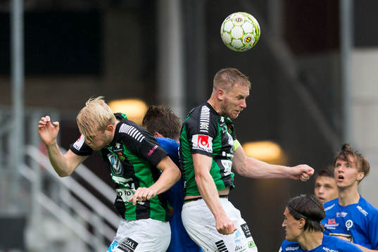 GAIS Carl Nyström och Steven Old i offensivt straffområde