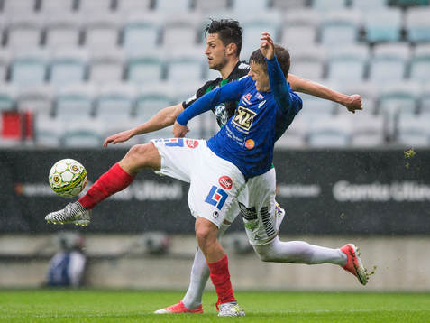 GAIS Luka Mijaljevic i kamp med Åtvidabergs Fredrik Holster