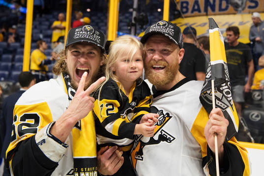 Pittsburghs Carl Hagelin och Patric Hörnqvist med dottern