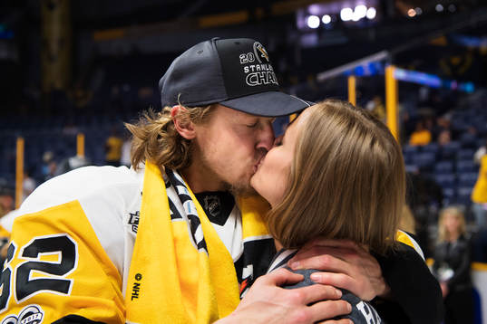 Pittsburghs Carl Hagelin kysser sin flickvän Erica Uebel