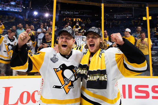 Pittsburghs Patric Hörnqvist och Carl Hagelin jublar