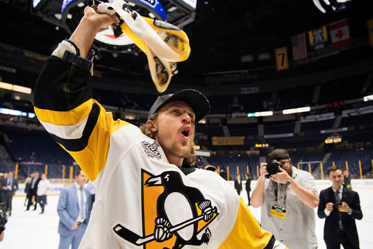 Pittsburghs Carl Hagelin jublar