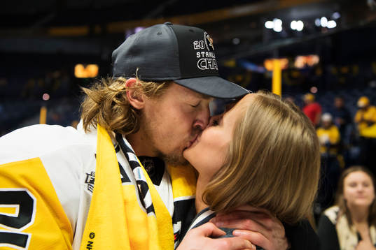 Pittsburghs Carl Hagelin kysser sin flickvän Erica Uebel