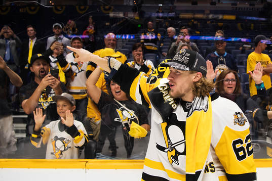 Pittsburghs Carl Hagelin framför jublande fans