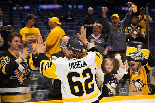 Pittsburghs Carl Hagelin framför jublande fans