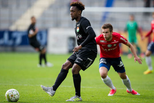 Dalkurds Heradi Rashidi  före Örgrytes Daniel Sliper