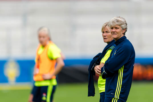 Sveriges förbundskapten Pia Sundhage och assisterande förbundskapten Lilie Persson