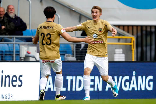 Brommapojkarnas Viktor Gyökeres jublar