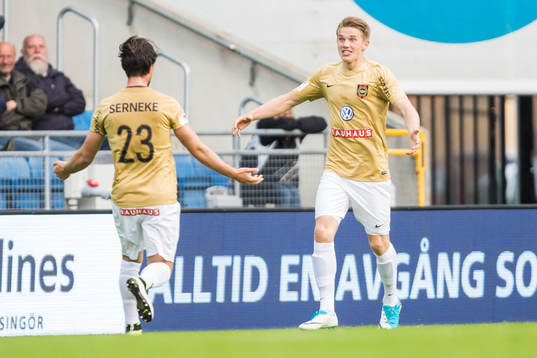 Brommapojkarnas Viktor Gyökeres jublar