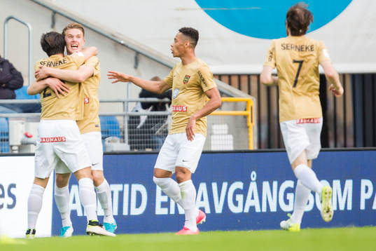 Brommapojkarnas Viktor Gyökeres jublar