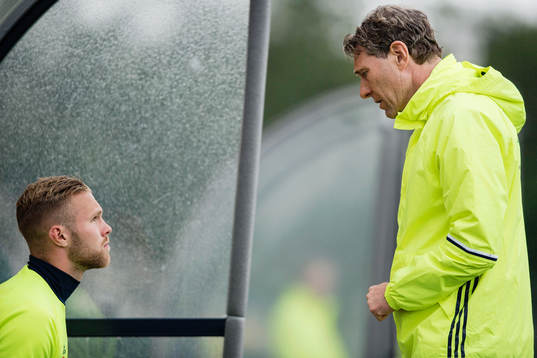 förbundskapten Håkan Ericson pratar med Gustav Engvall