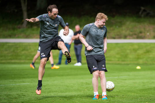 Frölundas målvakt Johan Gustafsson och Carl Grundström