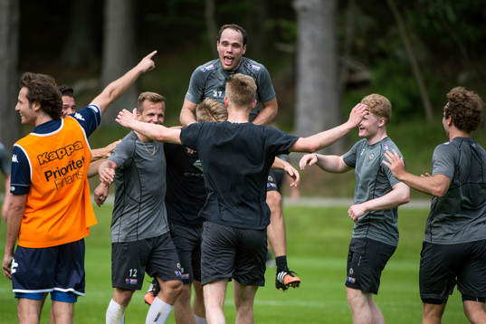 Frölundas målvakt Johan Gustafsson jublar tillsammans med sitt lag
