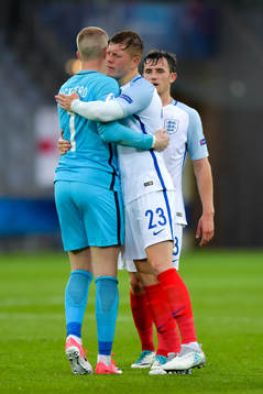 Englands målvakt Jordan Pickford och Alfie Mawson kramas