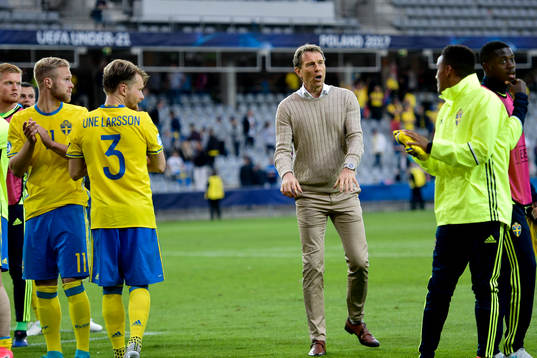 Sveriges förbundskapten Håkan Ericson tackar publiken