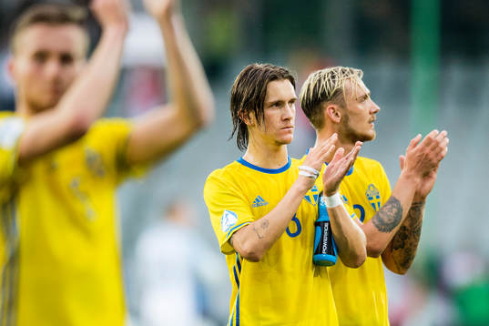 Sveriges Kristoffer Olsson och Linus Wahlqvist tackar publiken