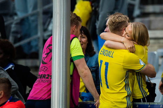 Sveriges Gustav Engvall kramar om sin flickvän