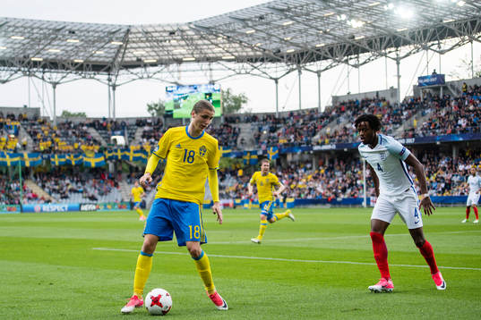 Sveriges Pawel Cibicki och Englands Nathaniel Chalobah
