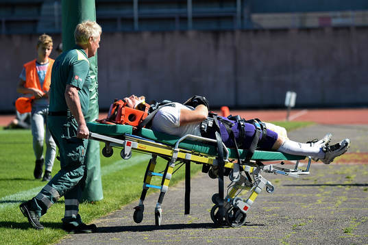 En skadad Limhamnsspelare körs ut med nackkrage på bår
