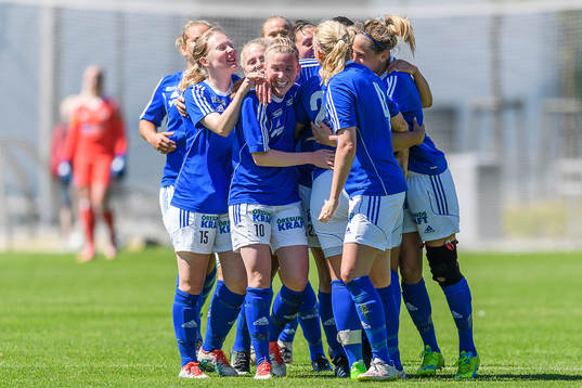 Stattenas spelare jublar efter 1-1 av Stephanie Petersson
