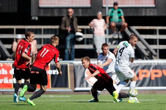 Brommapojkarnas Tim Söderström i kamp om bollen med GAIS