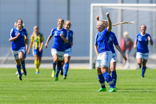 Stattenas Stephanie Petersson jublar efter 2-1